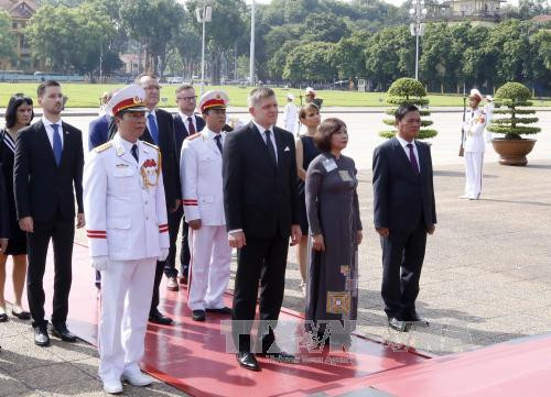 罗伯特·菲乔总理一行拜谒了胡志明主席陵墓。