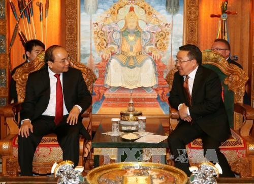 蒙古国总统查希亚·额勒贝格道尔吉会见阮春福总理。（图片来源：越通社）