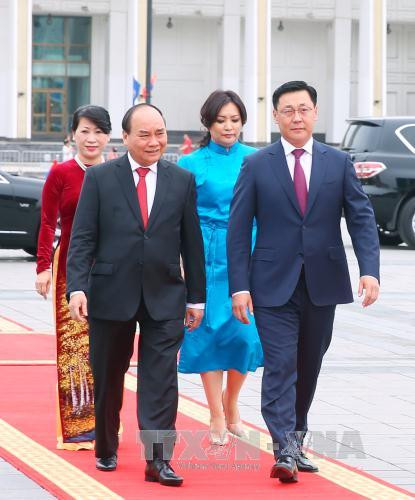 越南政府总理阮春福和夫人与蒙古国总理扎尔格勒图勒嘎·额尔登巴特和夫人。（图片来源：越通社）