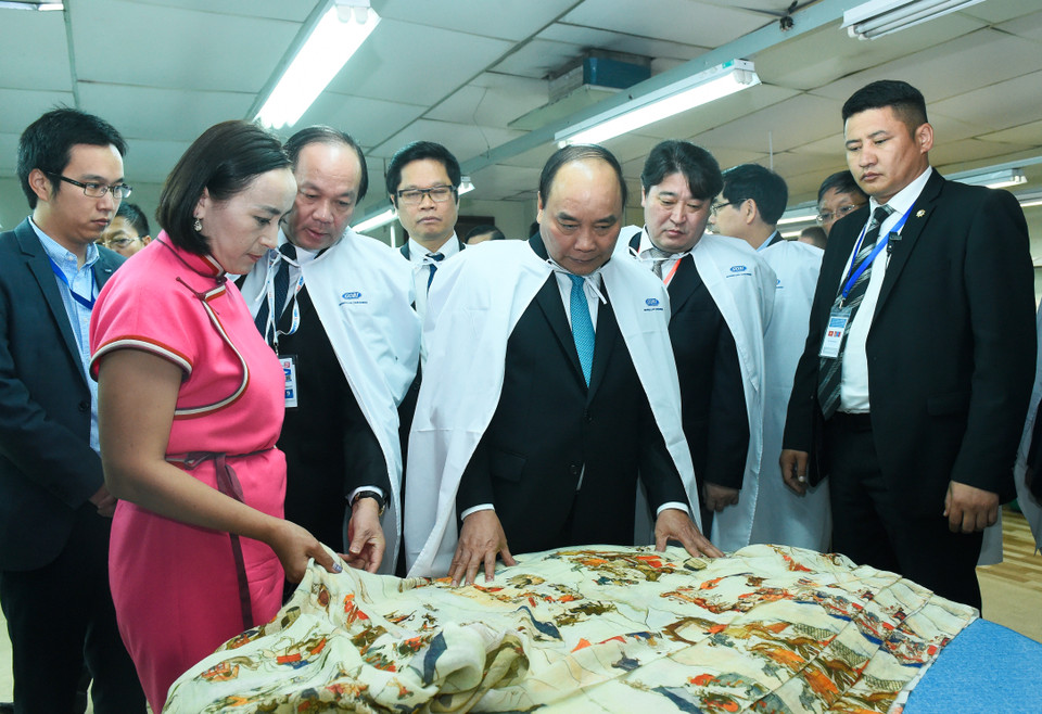 越南政府总理阮春福探访蒙古戈壁毛纺厂。（图片来源：越通社）