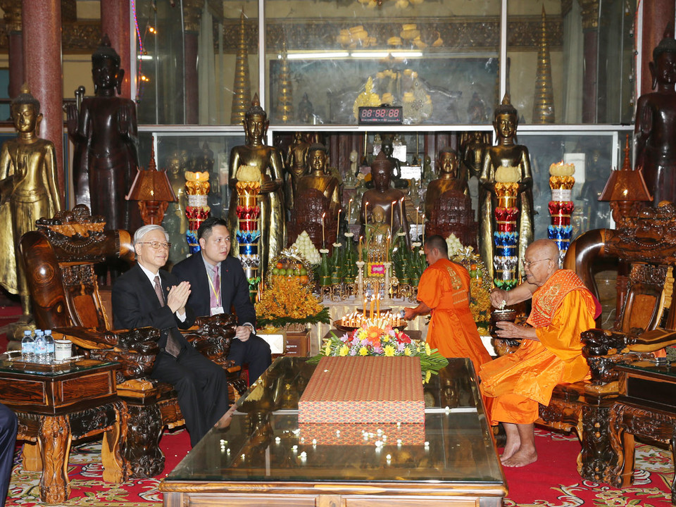 越共中央总书记阮富仲拜访柬埔寨乌那隆寺佛教大众部僧王德旺。（图片来源：越通社）