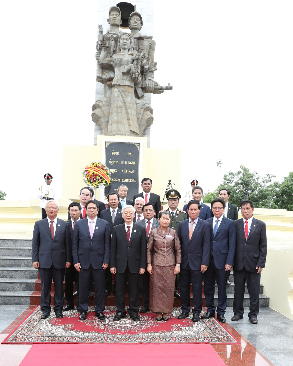 越共中央总书记阮富仲一行在越柬纪念碑合影。（图片来源：越通社）