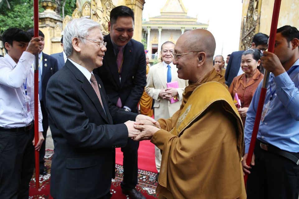 越共中央总书记阮富仲拜访佛教法宗派宗长大僧王布尔格里。（图片来源：越通社）