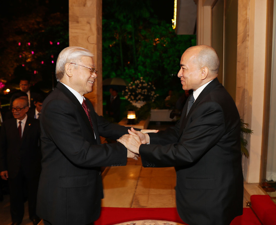 越共中央总书记阮富仲和柬埔寨国王诺罗敦·西哈莫尼。（图片来源：越通社）