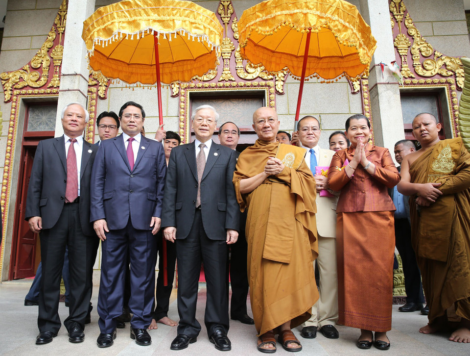 越共中央总书记阮富仲一行和佛教法宗派宗长大僧王布尔格里合影。（图片来源：越通社）