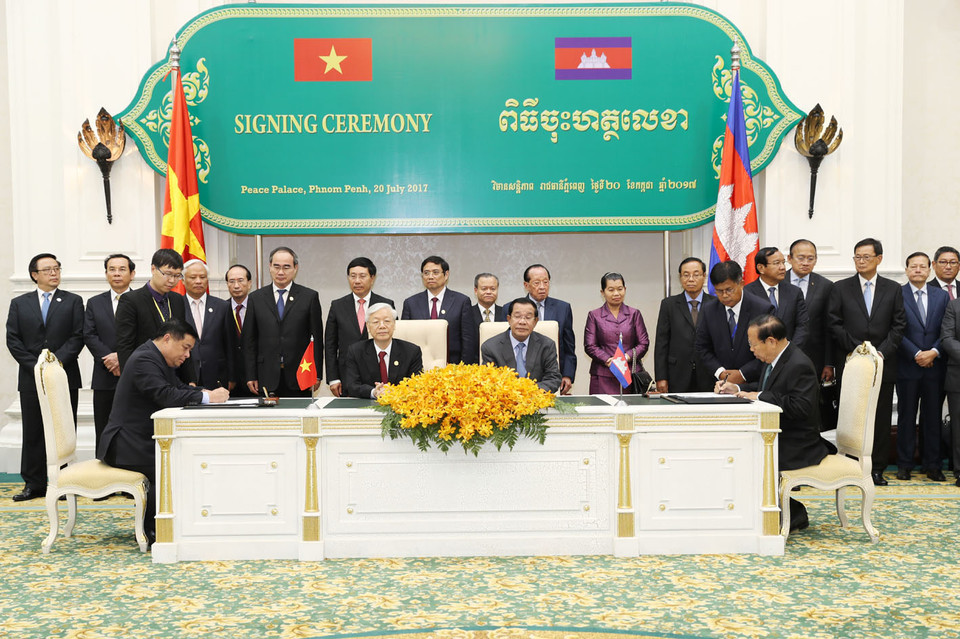 越共中央总书记阮富仲会见柬埔寨国王诺罗敦·西哈莫尼出席两国合作协议签字仪式。（图片来源：越通社）