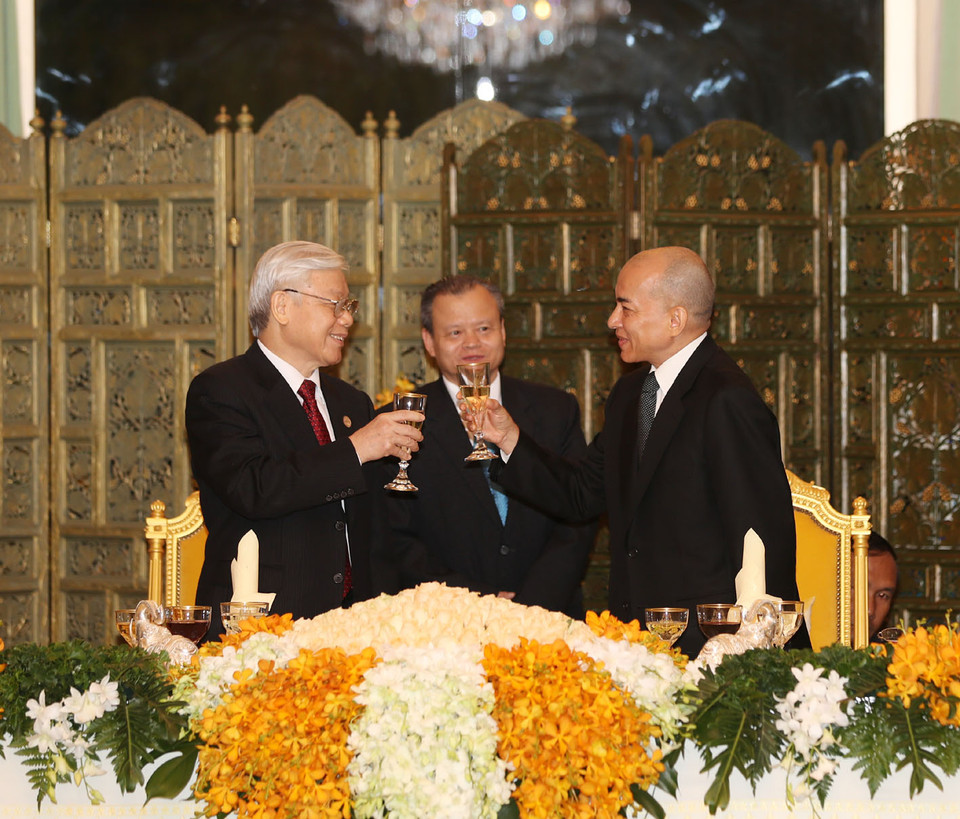 ##s###越共中央总书记阮富仲和柬埔寨国王诺罗敦·西哈莫尼。（图片来源：越通社）