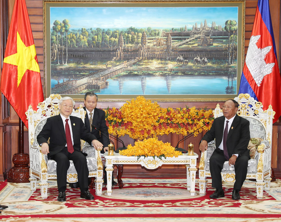 越共中央总书记阮富仲会见柬埔寨国会主席韩桑林。（图片来源：越通社）