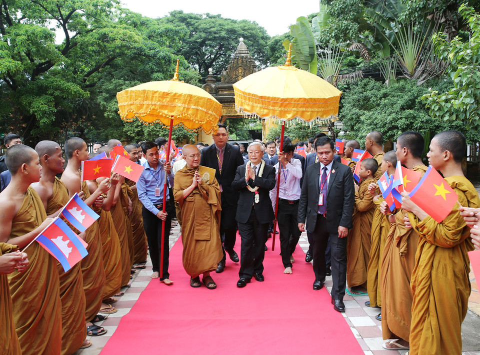 越共中央总书记阮富仲拜访佛教法宗派宗长大僧王布尔格里。（图片来源：越通社）