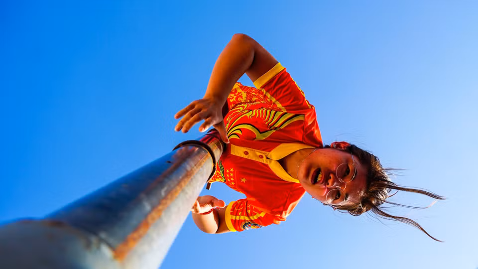 秀英堂麟狮龙女舞队每天都认真排练。图自越通社