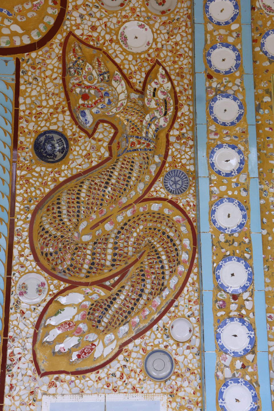 沙论寺墙壁、花纹以杯子碎片所盖满，十分独特。图自越通社