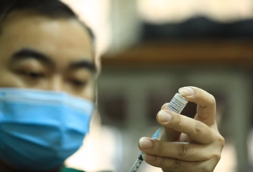 医务人员为人民接种辉瑞和莫德纳疫苗。图自越通社