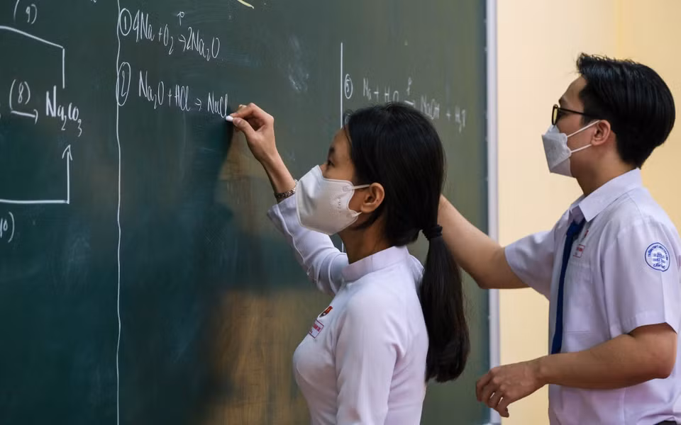 芹苴市周文廉高中学校的学生重返学校上学。图自越通社