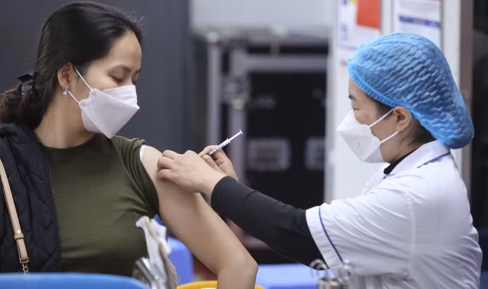 医务人员为人民接种新冠疫苗。图自越通社