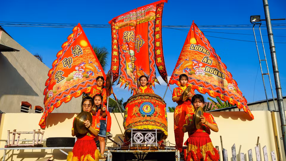 秀英堂麟狮龙女舞队每天都认真排练。图自越通社