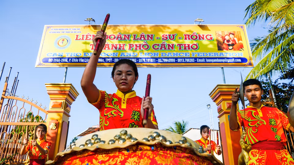 秀英堂麟狮龙女舞队每天都认真排练。图自越通社