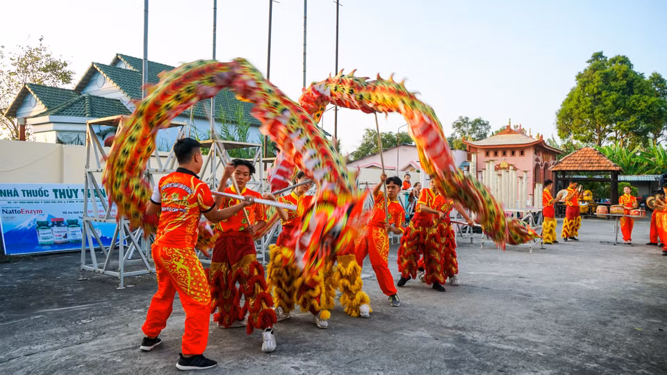 秀英堂麟狮龙女舞队每天都认真排练。图自越通社
