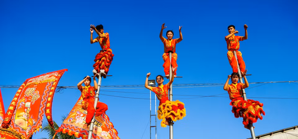 秀英堂麟狮龙女舞队每天都认真排练。图自越通社
