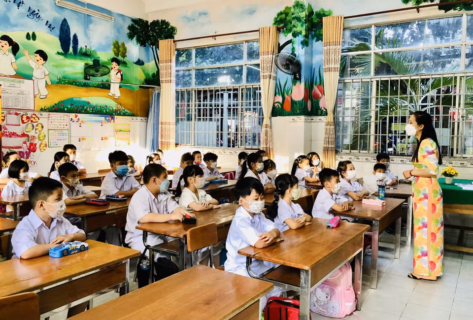 芹苴市吴权小学校学生重返学校上学。图自越通社