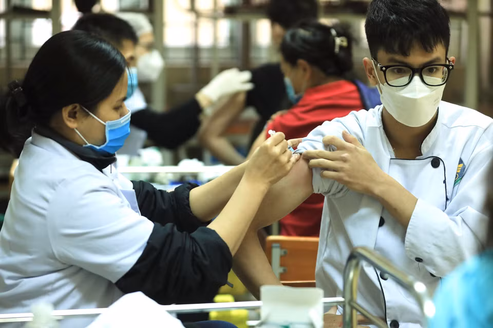医务人员为人民接种新冠疫苗。图自越通社