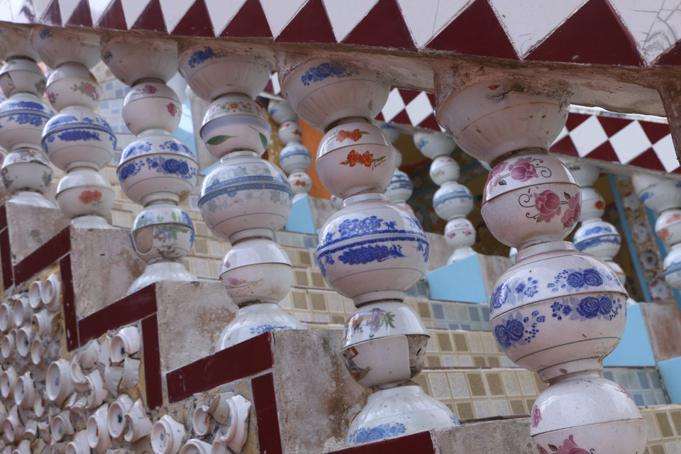 栏杆柱由极其独特且具有审美性的杯子制成。图自越通社