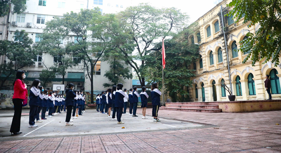 2月7日上午，河内市越德高中学校三年级学生重返学校上学。图自越通社