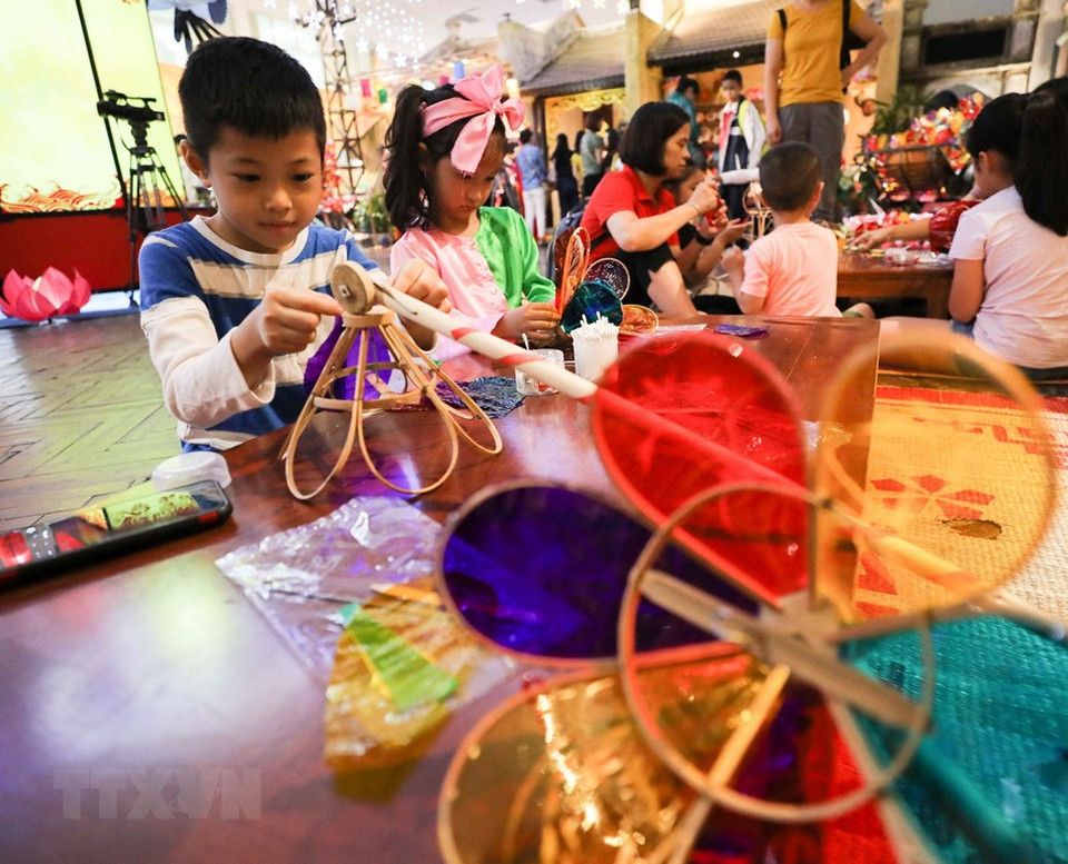 参加该活动时，小朋友们可亲手制作各种各样的传统中秋玩具和中秋灯笼。越通社记者 清松 摄 