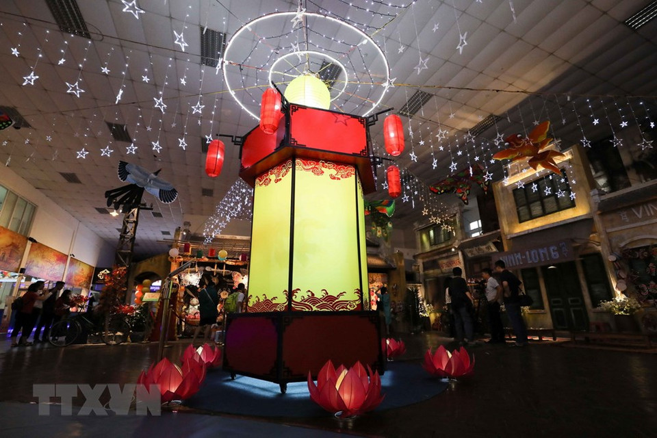巨型走马灯。越通社记者 清松 摄 