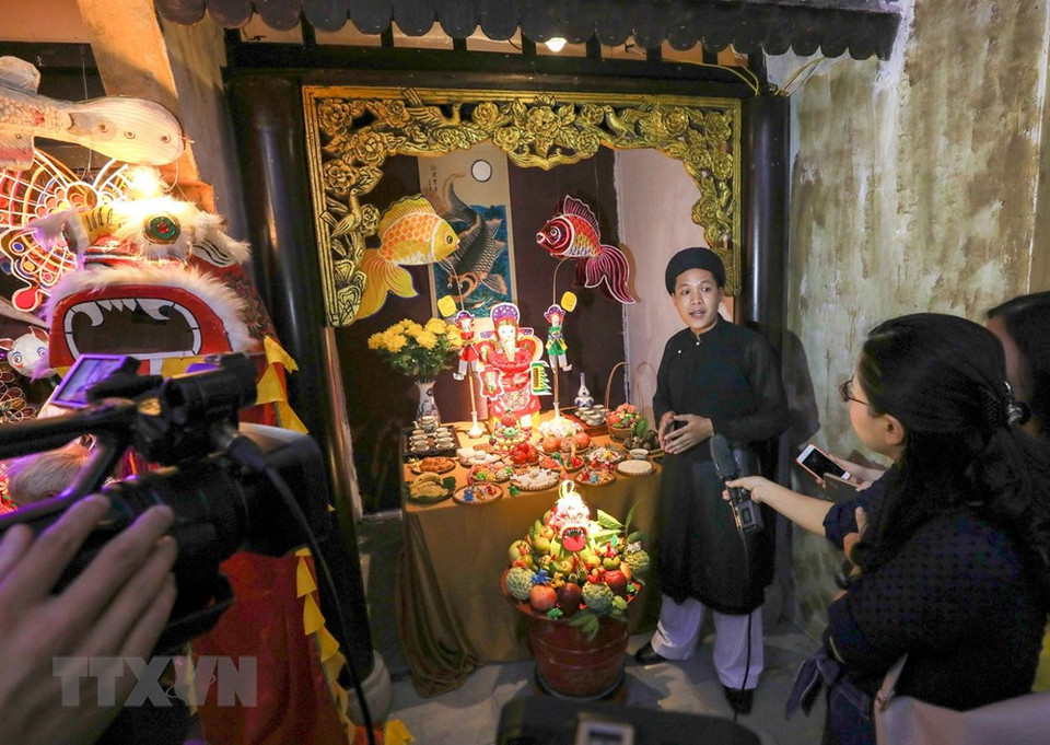 组委会向公众介绍中秋传统果盘。越通社记者 清松 摄 