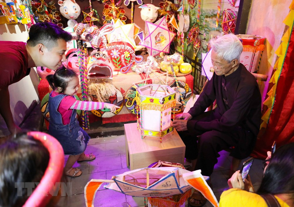 通过该活动，孩子们将更加了解传统中秋灯笼制作艺术。越通社记者 清松 摄 