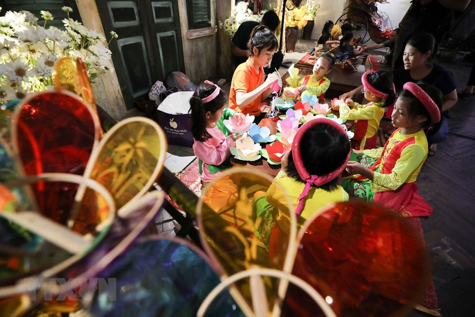 参加该活动时，孩子们可以亲手制作各种中秋灯笼。 越通社记者 清松 摄 