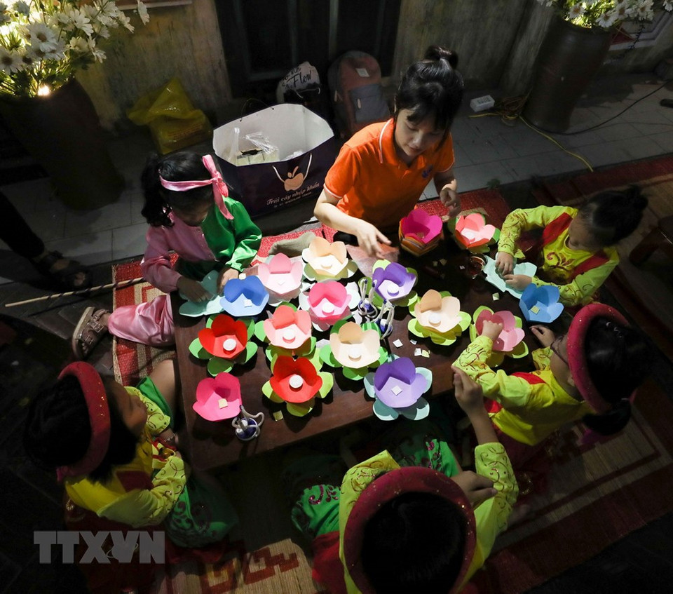参加该活动时，小朋友们可亲手制作各种各样的传统中秋玩具和中秋灯笼。越通社记者 清松 摄 