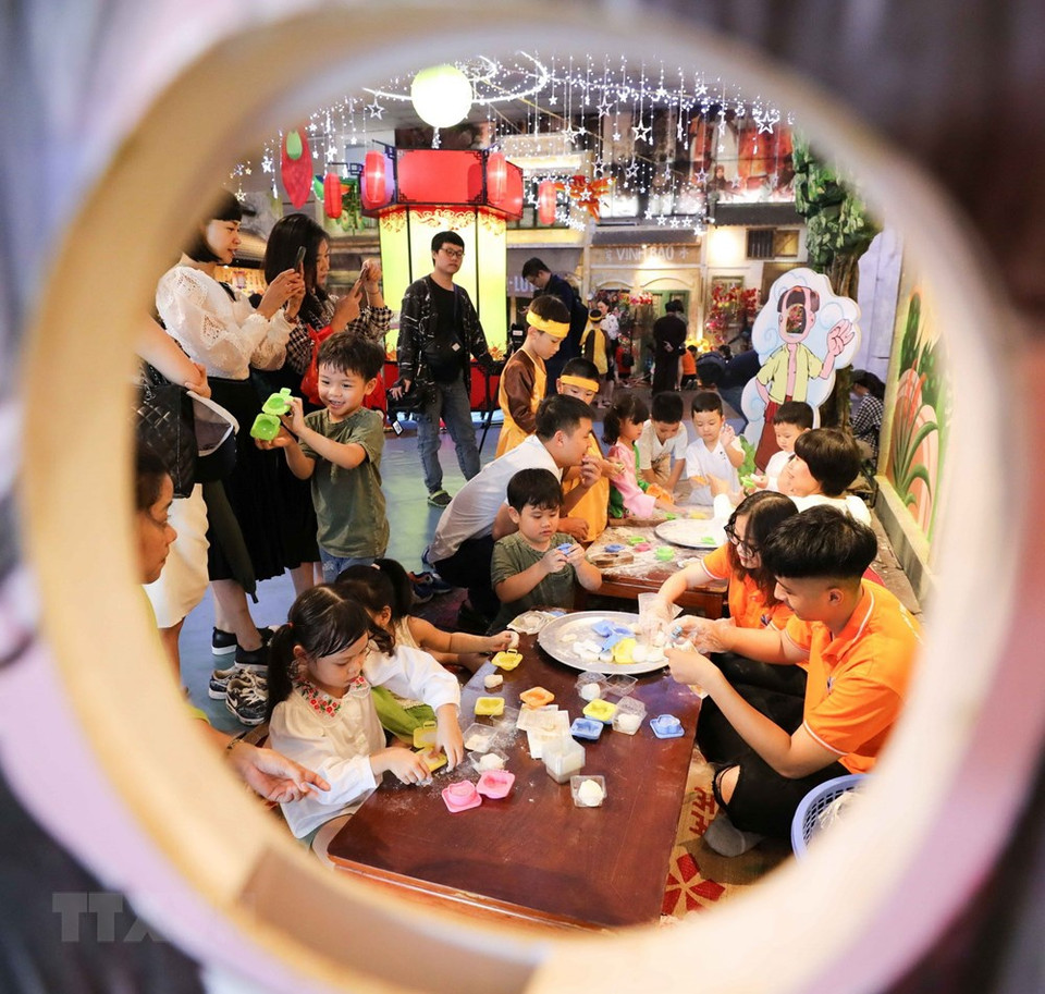 孩子们亲手作月饼。越通社记者 清松 摄 