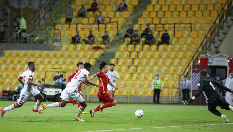 在加时赛中，越南队球员明王再踢进一球，比分锁定在3比2。越通社记者黄零摄