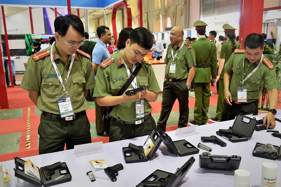 代表们参观了解此展上展示的设备。图自越通社