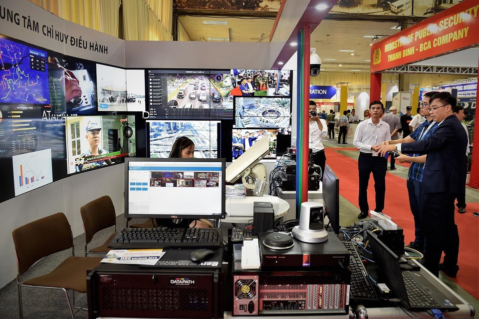 展会上展示设备、军装、武器、器材模式。图自越通社