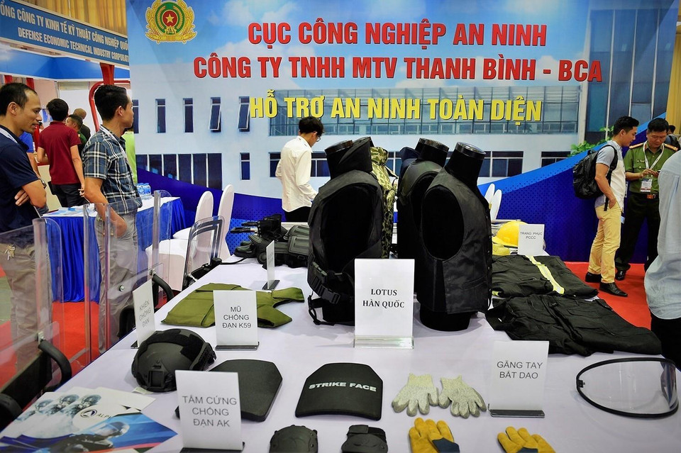 展会上展示设备、武器、器材模式。图自越通社