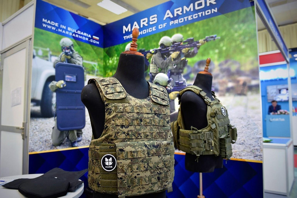 展会上展示设备、军装、武器、器材模式。图自越通社