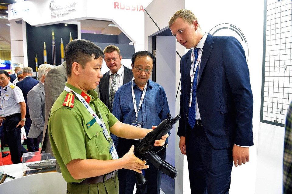 代表们参观了解此展上展示的设备。图自越通社