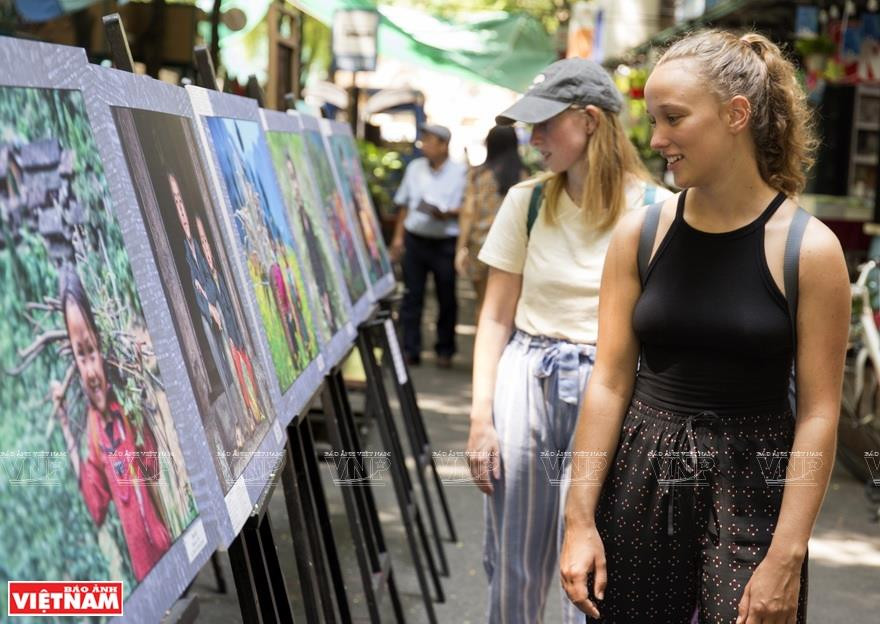 图片展吸引外国游客的关注。图自越南画报