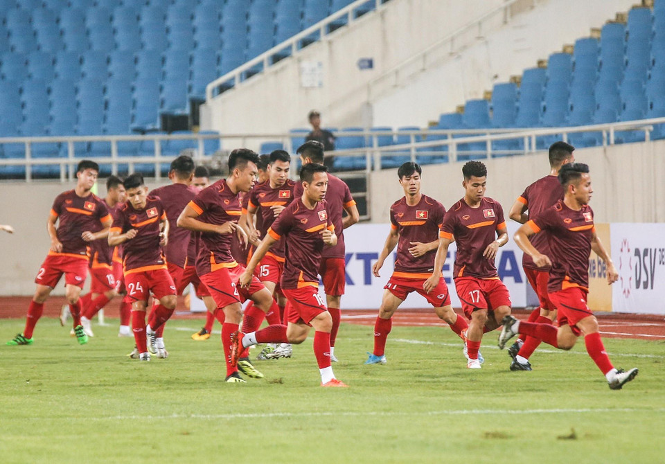 越南队球员训练前的热身动作。越通社记者 仲达摄