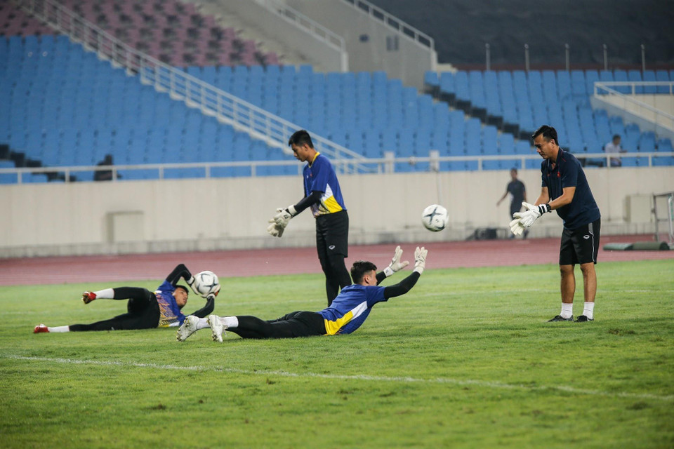 越南球队三名守门员邓文林、阮俊孟、范文强进行训练，目前他们均处于最佳状态。越通社记者 仲达 摄