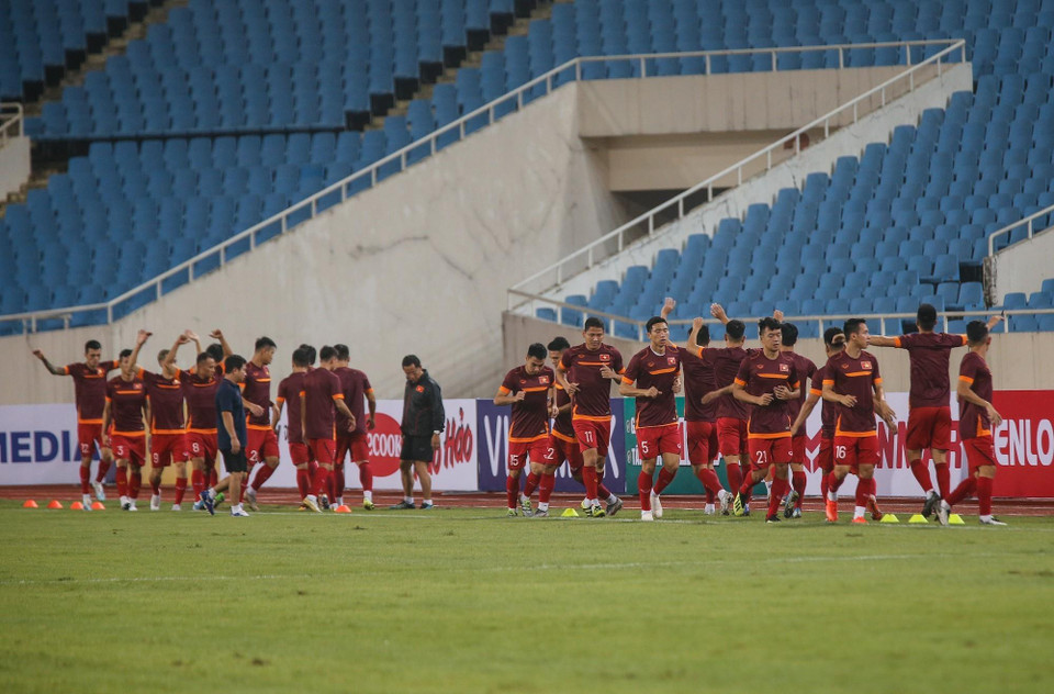 越南队球员训练前的热身动作。越通社记者 仲达摄