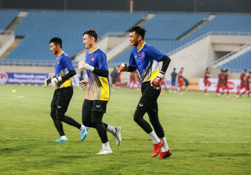 越南球队三名守门员邓文林、阮俊孟、范文强进行训练，目前他们均处于最佳状态。越通社记者 仲达 摄