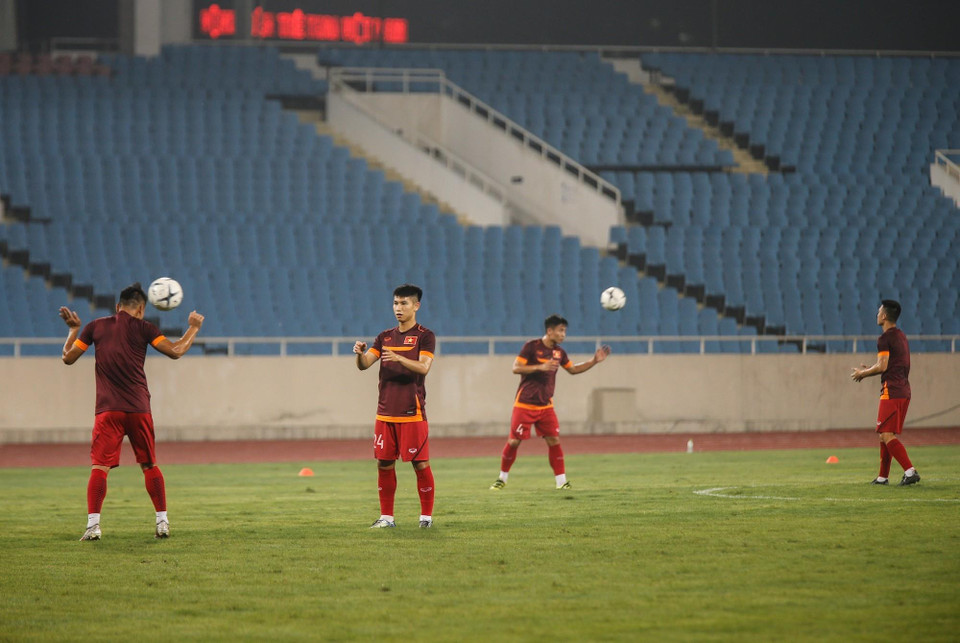 球员训练前的热身动作。越通社记者 仲达 摄