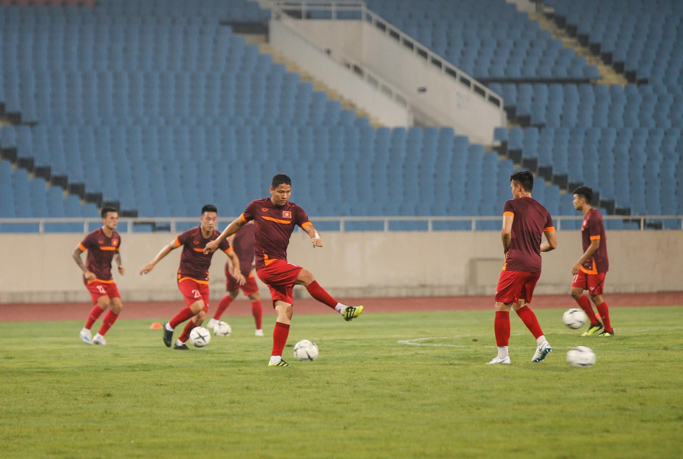 越南队球员进行赛前训练。越通社记者 仲达 摄