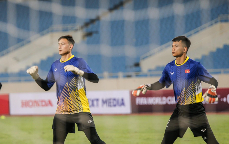 越南球队两名守门员进行训练，目前他们均处于最佳状态。越通社记者 仲达 摄