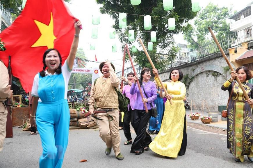 军团获胜归来首都的场景再现。越通社记者 诚达 摄