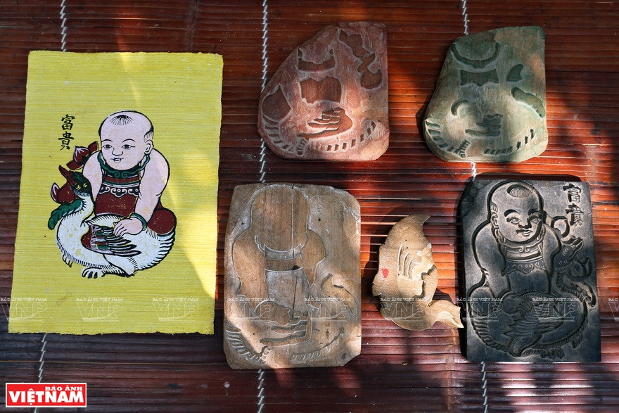 为了制作《富贵》画作，需要5块刻板配色。越南画报记者 功达 摄