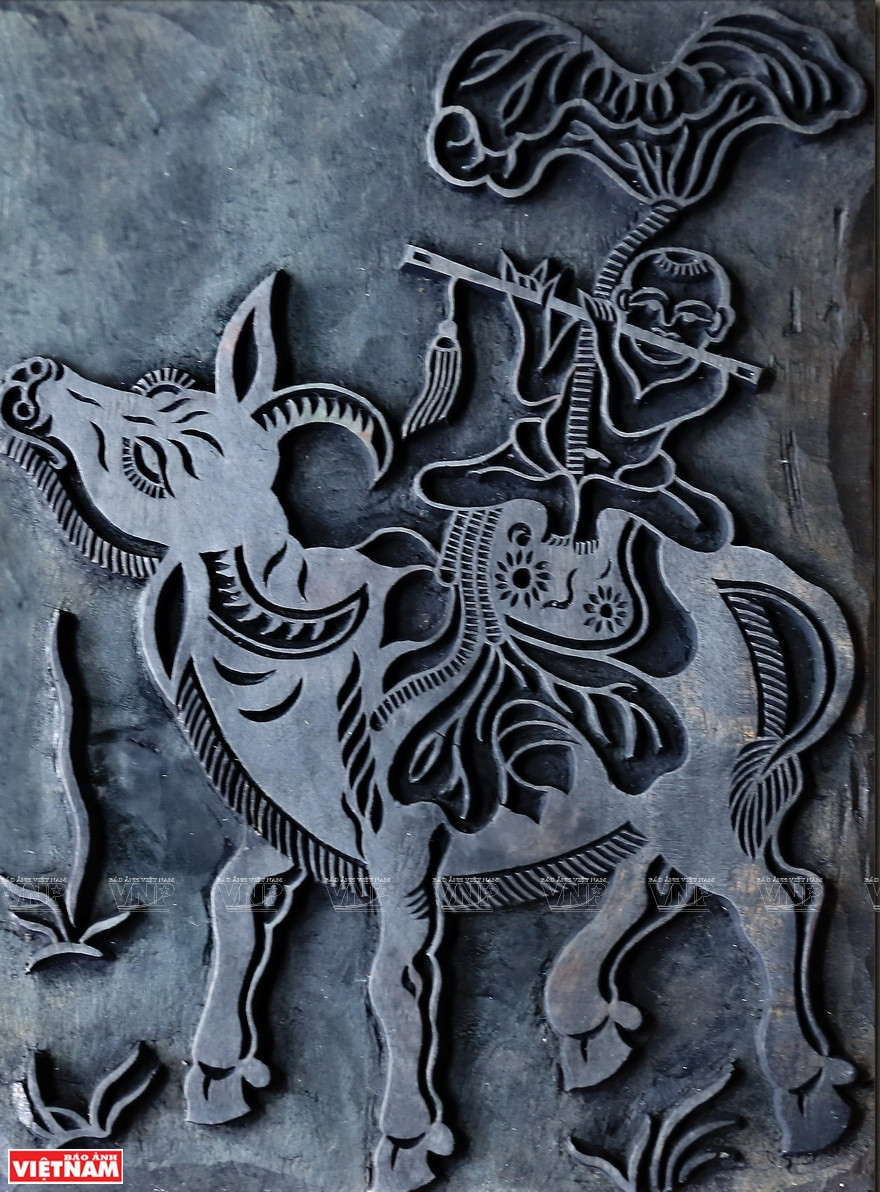 《牧童吹笛》刻板。越南画报记者 功达 摄